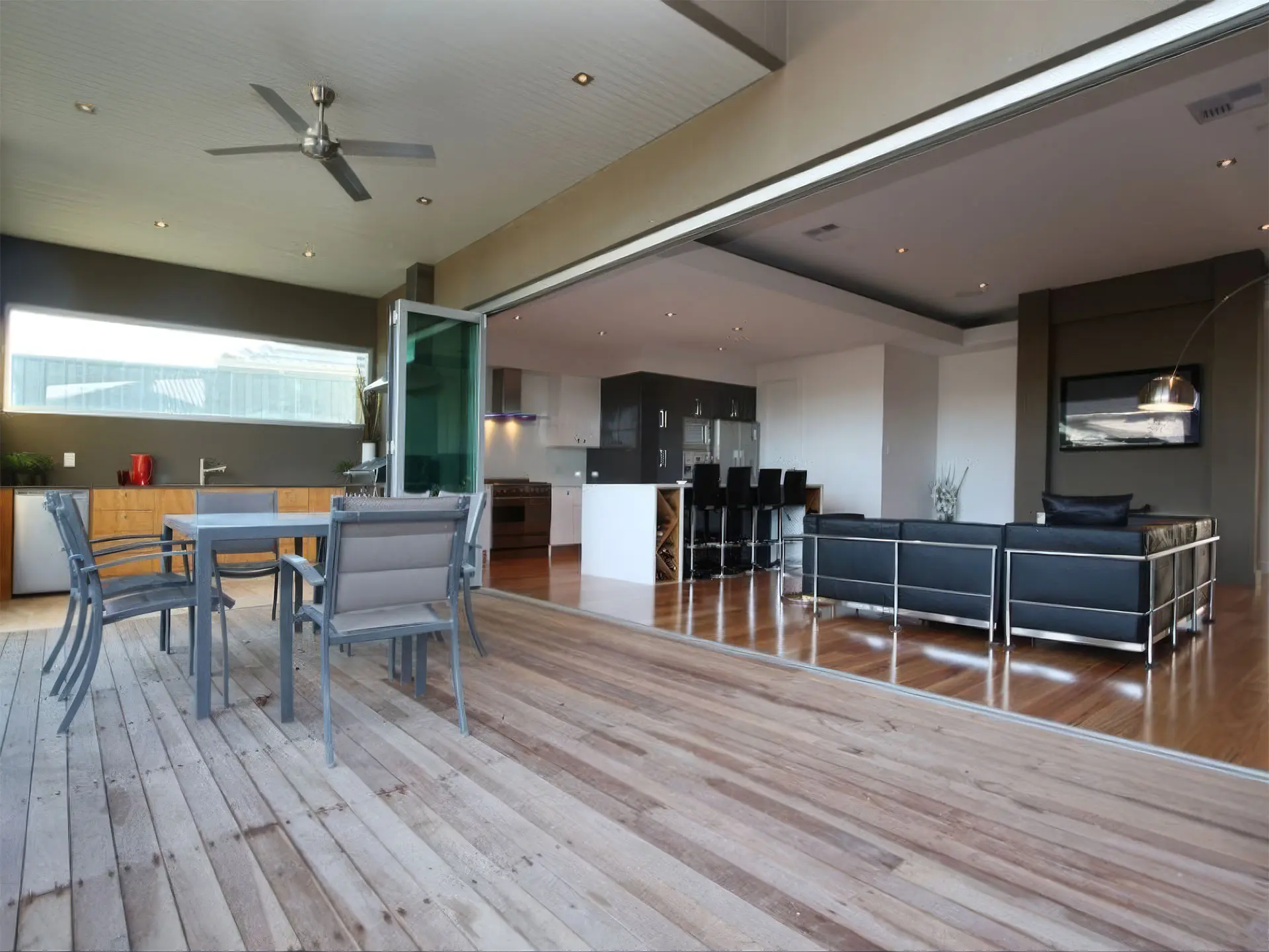 Alfresco area with an outdoor kitchen